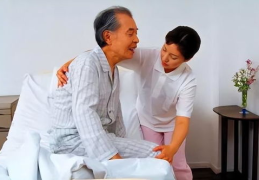 照顾老人住家保姆,住家保姆在老年人照护中的重要作用